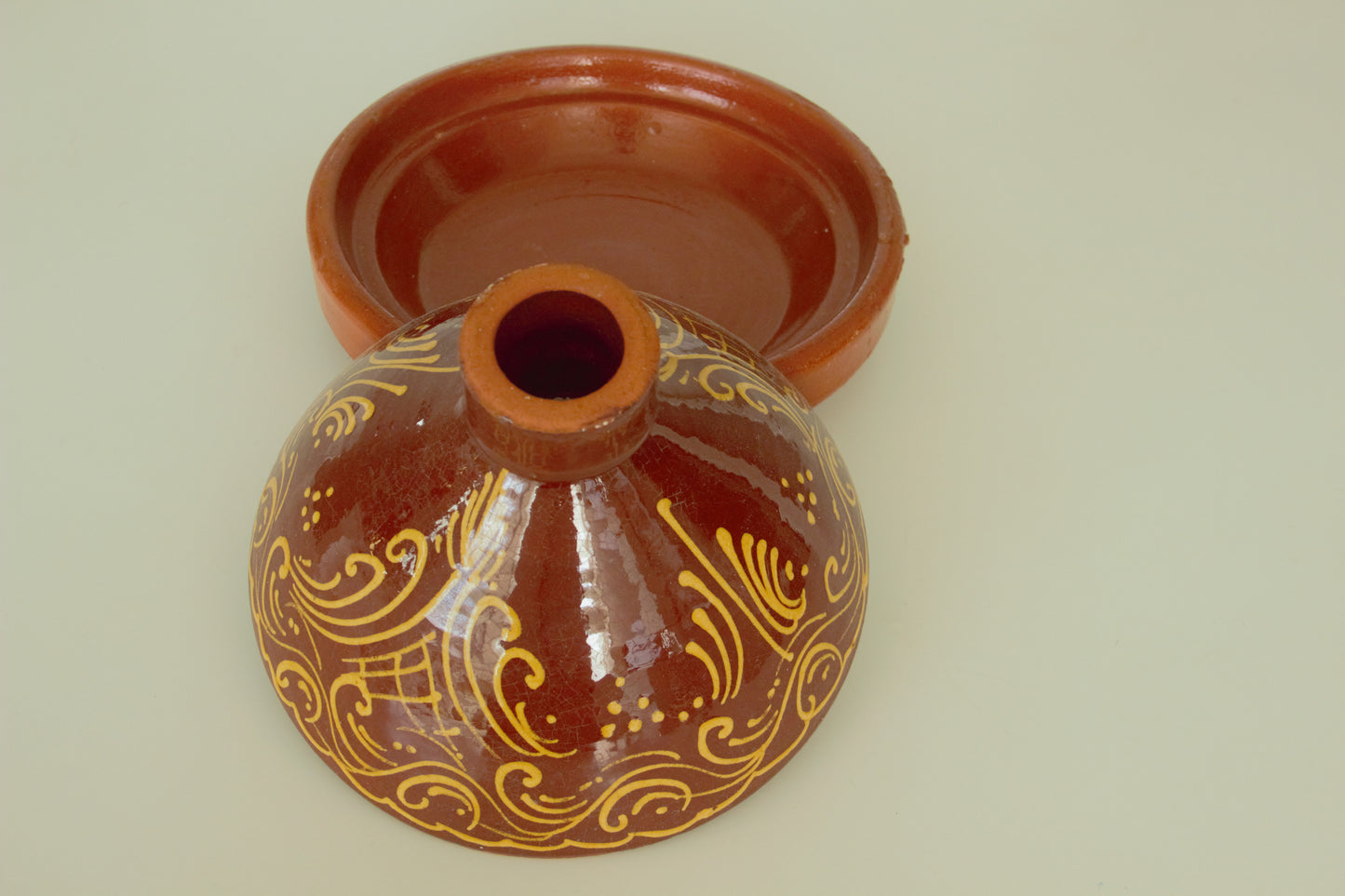 Yamina – Glazuurde Tajine met elegant mosterdgeel motief