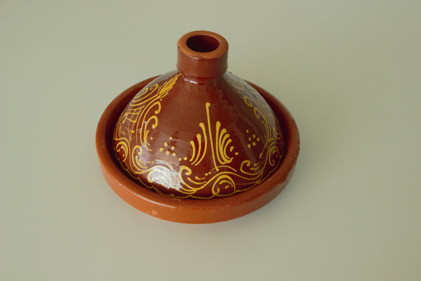 Yamina – Glazuurde Tajine met elegant mosterdgeel motief